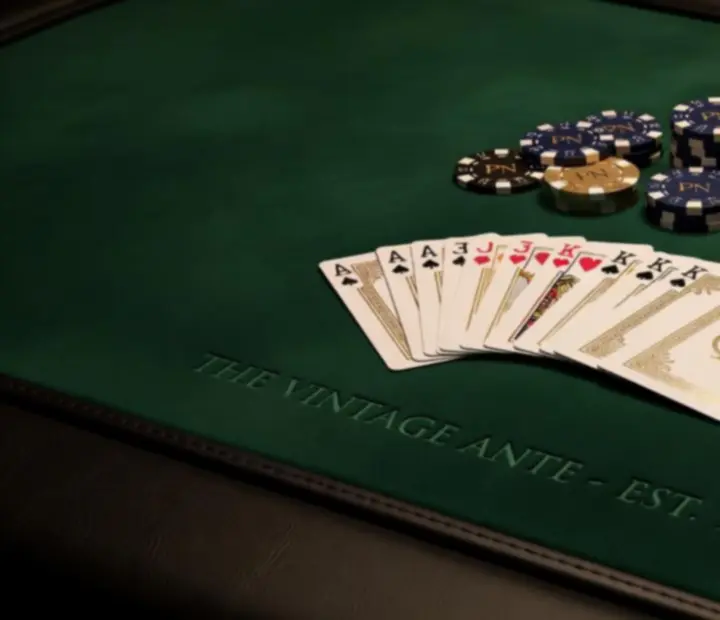 Détail de jetons, cartes et tapis de poker premium pour un événement casino